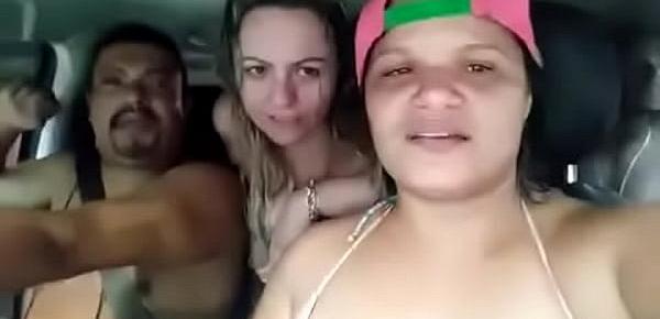  Mostrando os peitos no carro de paty e el toro fomos até a praia com a galera